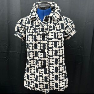 XXI Rétro 60s style blouse. Crisp cotton with big black buttons